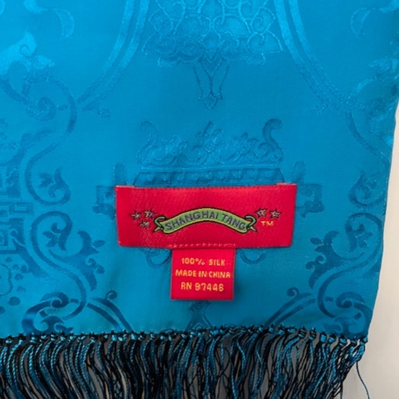 Shanghai Tang Large Luxurious Reversible Silk Wrap - Picture 3 of 3